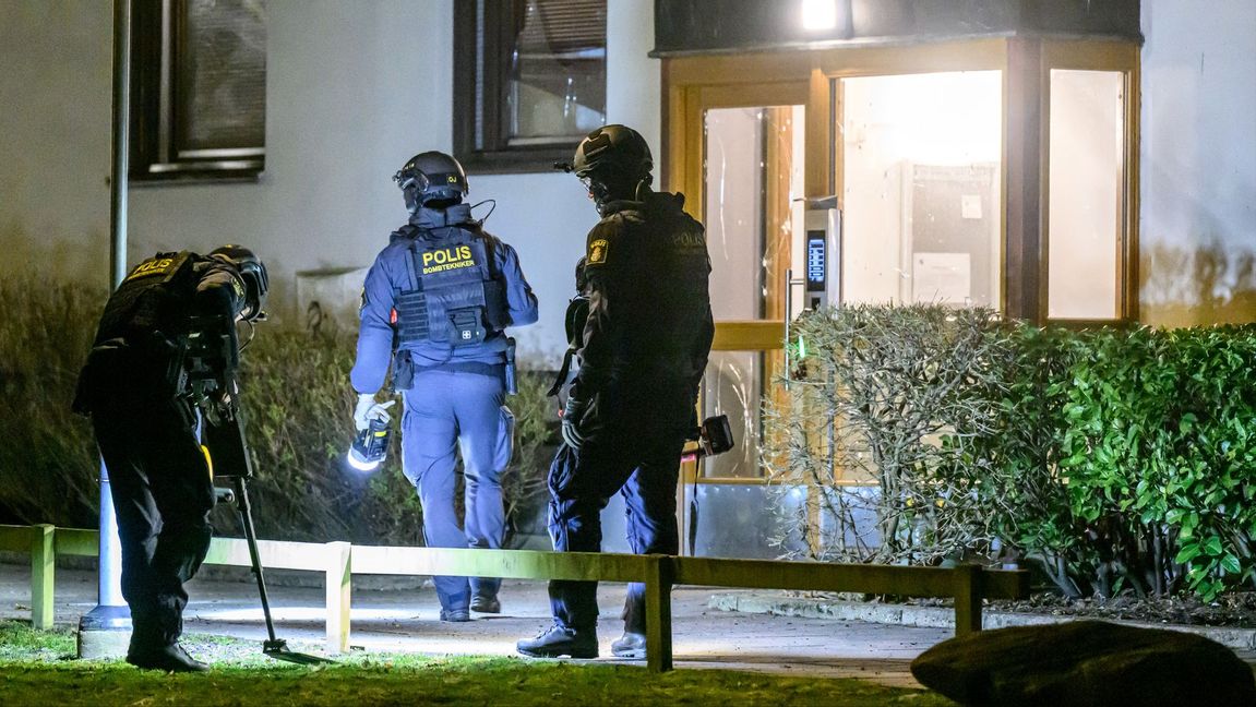 Bombtekniker på plats på Kungsörnsgatan på Söderkulla i Malmö efter larm om en nattlig detonation. Foto: Johan Nilsson/TT