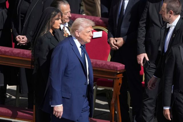 President Donald Trump tillsammans med sin fru Melania Trump under påvens begravning på lördagen. Foto: Markus Schreiber/AP/TT