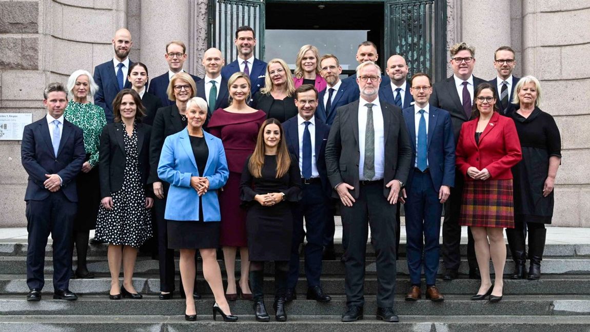 En regering som i gemen har bra akademiska meriter har fått tre medlemmar avslöjade med lånta fjädrar. Foto: Fredrik Sandberg/TT 