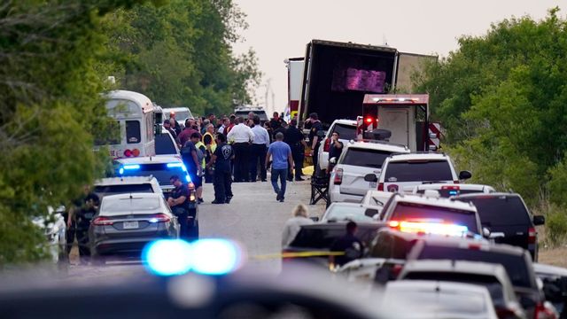 Lastbilen utanför San Antonio i södra Texas där 46 migranter fick sätta livet till i det stekheta lastutrymmet. Foto: Eric Gay/AP/TT