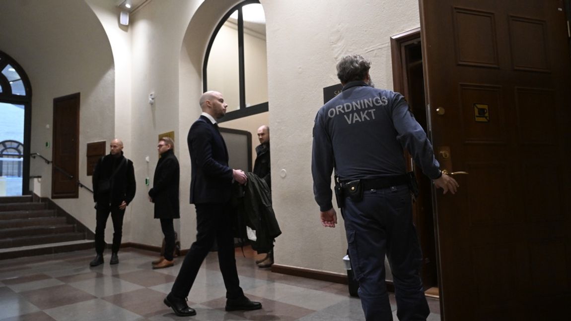 Mannen tog sig en tupplur under förhandlingarna. Foto: Fredrik Sandberg/TT