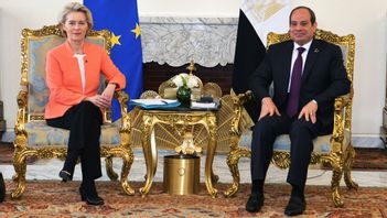 EU-kommissionens ordförande Ursula von der Leyen och Egyptens president Abd al-Fattah al-Sisi i Kairo på söndagen. Foto: EGYPTISKA PRESIDENTKANSLIET/AP/TT