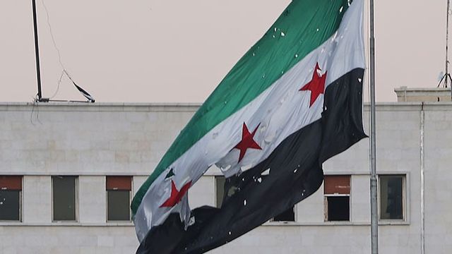 Skadad syrisk flagga efter israeliskt luftangrepp mot ladets försvarsministerium. Bild: AP Photo/Ghaith Alsayed