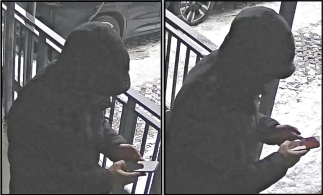 Mannen fångades på övervakningskamera innan ett av flera rån han ska ha begått mot prostituerade kvinnor i Stockholmsområdet. Foto: Polisen