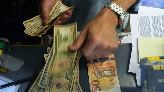 Amerikanska dollar växlas mot en 50-Euro-sedel på ett växlingskontor i Rom den 13 juli 2022. Foto: AP Photo/Gregorio Borgia