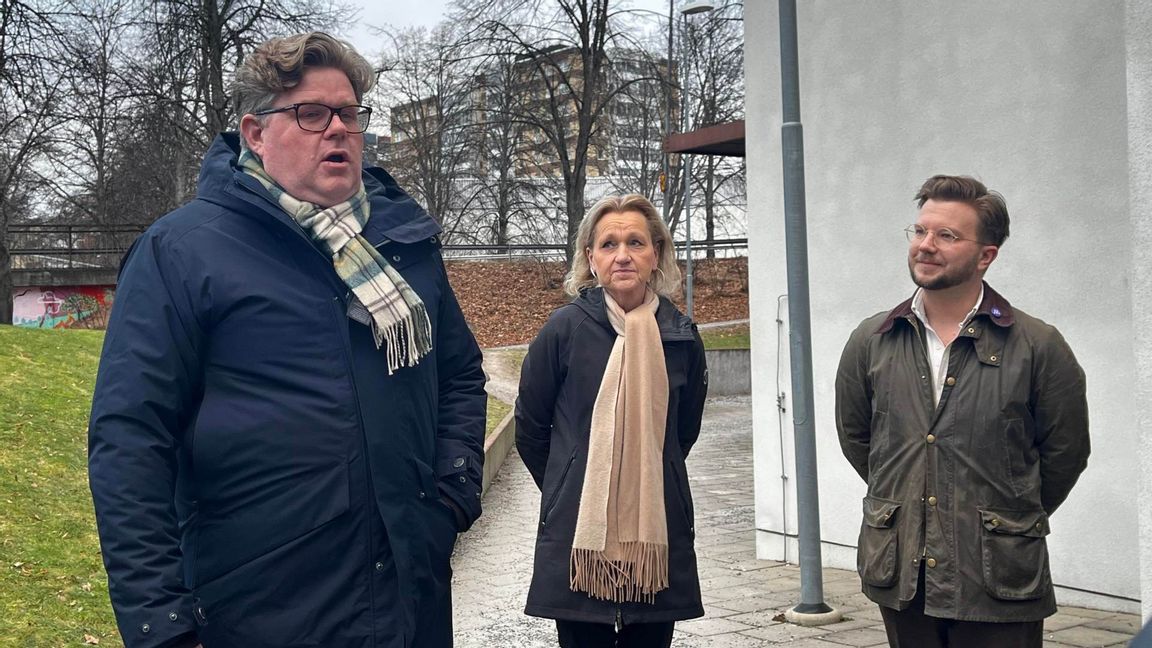 Justitieminister Gunnar Strömmer, kommunstyrelsens ordförande Boel Godner (S) och Alexander Rosenberg (M). Foto: Bulletin