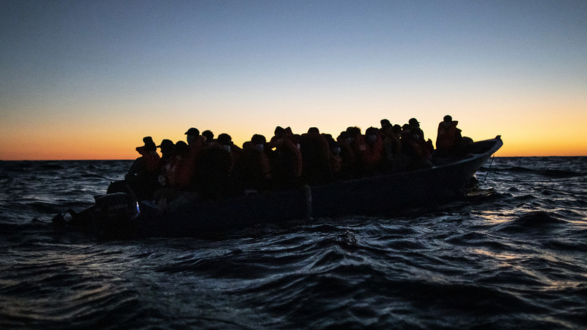 Migranter från Afrika som valt att färdas över Medelhavet i ofta undermåliga båtar. Foto: Bruno Thevenin/AP/TT.