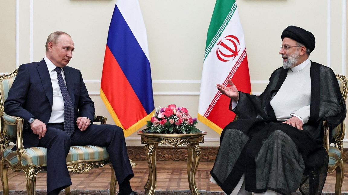 Rysslands president Vladimir Putin och Irans president Ebrahim Raisi. Foto: Sergei Savostyanov/AP/TT 