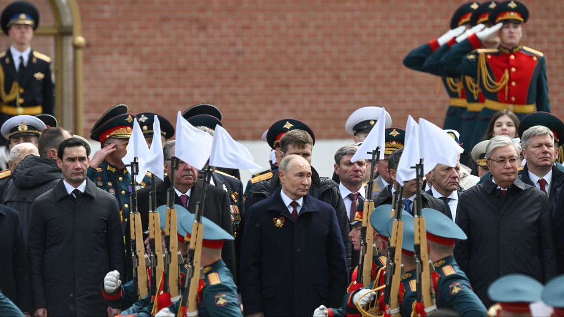 Rysslands president I mitten i samband med segerdagsfirandet i Moskva den 9 maj 2024. Till vänster om honom syns Turkmenistans president Serdar Berdimuhamedov och som andra från höger står Kazakstans president Kassym-Jomart Tokajev. Foto: Maxim Blinov, Sputnik, Kremlin Pool Photo via AP
