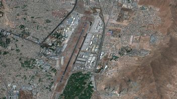 En satellitbild över Kabuls internationella flygplats, tagen dagen efter terrordådet. Foto: Maxar Technologies via AP/TT