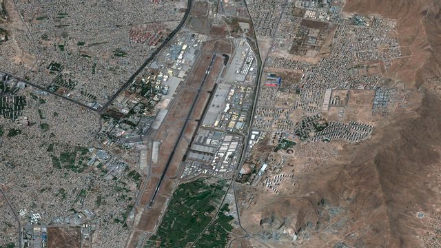 En satellitbild över Kabuls internationella flygplats, tagen dagen efter terrordådet. Foto: Maxar Technologies via AP/TT