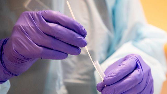 En undersköterska gör ett snabbtest för covid-19. Arkivbild. Foto: Adam Ihse/TT.