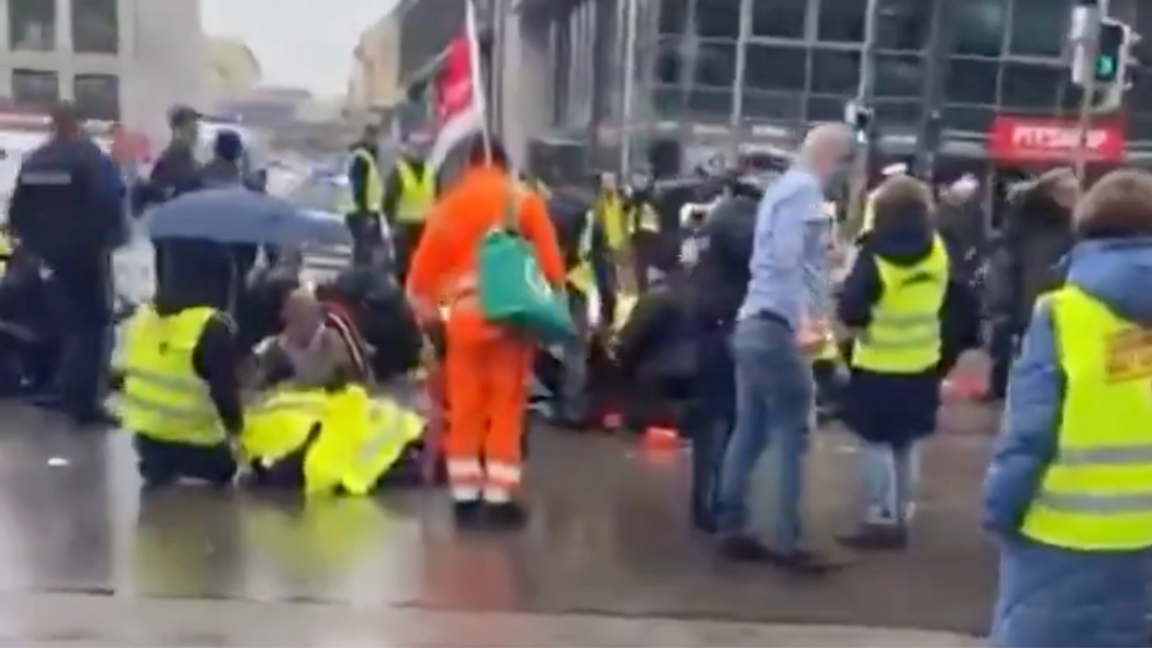 Bild från platsen där en man körde in en bil i folkmassan. Foto: X