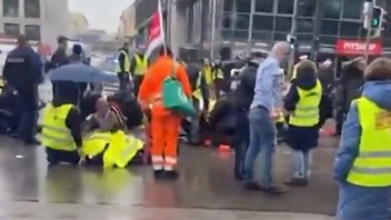 Bild från platsen där en man körde in en bil i folkmassan. Foto: X