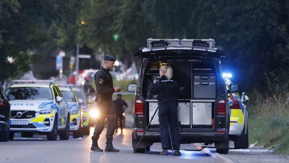 Polis på plats efter en explosion i en butik i Geneta i Södertälje på måndagskvällen. Enligt polisen har ett föremål kastats in i lokalen. Foto: Mickan Mörk / TT