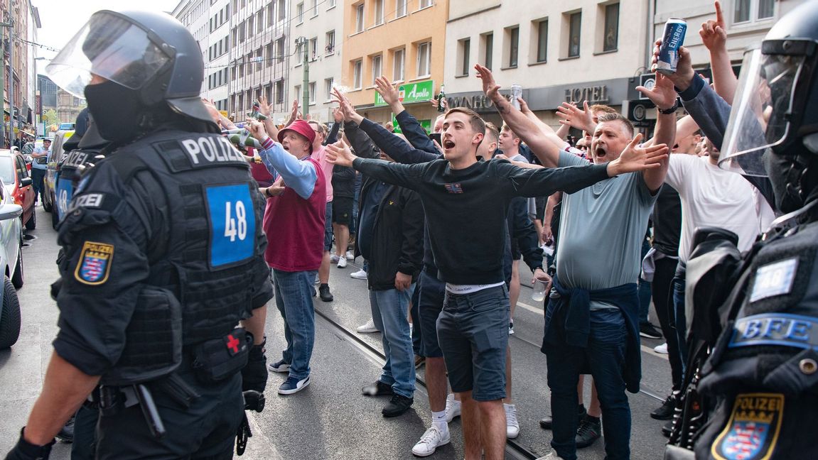 Tysk polis övervakar supportrar till West Ham inför kvällens semifinalretur i Europa League. Natten till i dag var orolig i Frankfurt med flera bråk mellan fotbollssupportrar. Foto: Boris Rössler/AP/TT