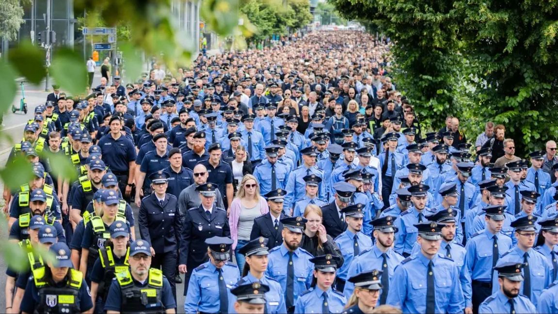 Poliser deltar i en tyst marsch i Mannheim till minne av den polisman som mördades av en islamistist Foto: Christoph Soeder/AP/TT