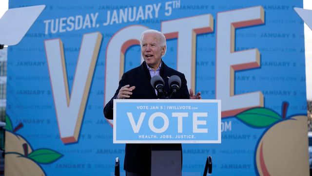 Den tillträdande presidenten Joe Biden håller ett valtal i Atlanta, Georgia, på måndagen. Foto: Carolyn Kaster/AP/TT