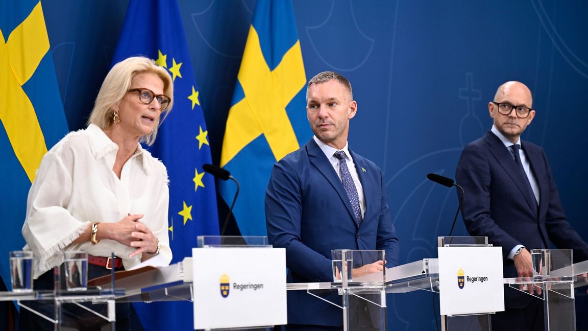 Finansminister Elisabeth Svantesson (M), civilminister Erik Slottner (KD) och arbetsmarknadsminister Johan Britz (L) under måndagens pressträff om skattesänkningar. Foto: Pontus Lundahl/TT 