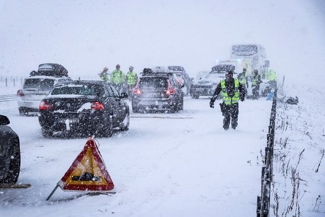 Ett stort antal bilar var involverade i krocken på E4 norr om Uppsala på lördagsförmiddagen. Utryckning Uppsala/TT