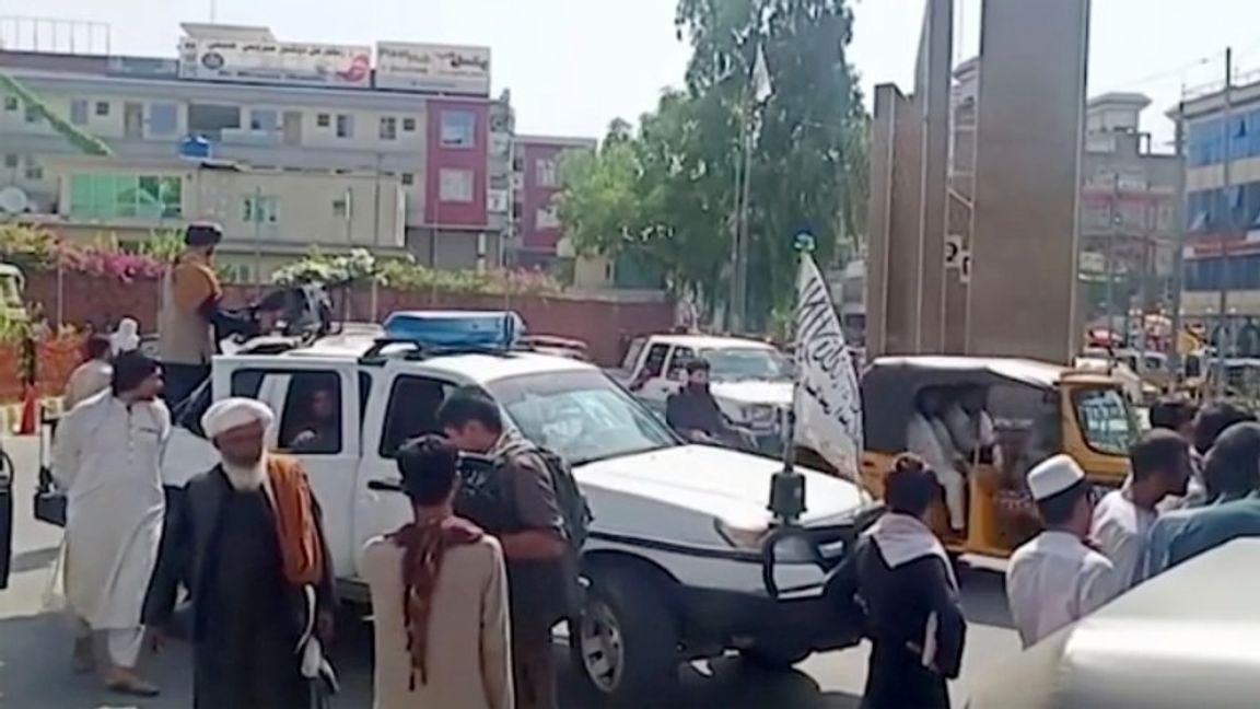 Talibaner attackerar demonstranter i Jalabad, 18 augusti 2021. Arkivbild. Foto: AP/TT