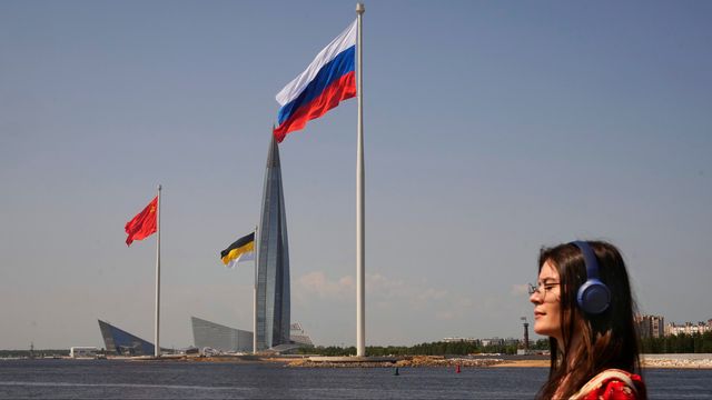 Rysslands flagga vajar framför Sovjetunionens och det ryska tsarrikets imperieflagga vid den ryska energijätten Gazproms huvudkontor i Sankt Petersburg 17 juni 2023. Foto: AP Photo/Dmitri Lovetsky