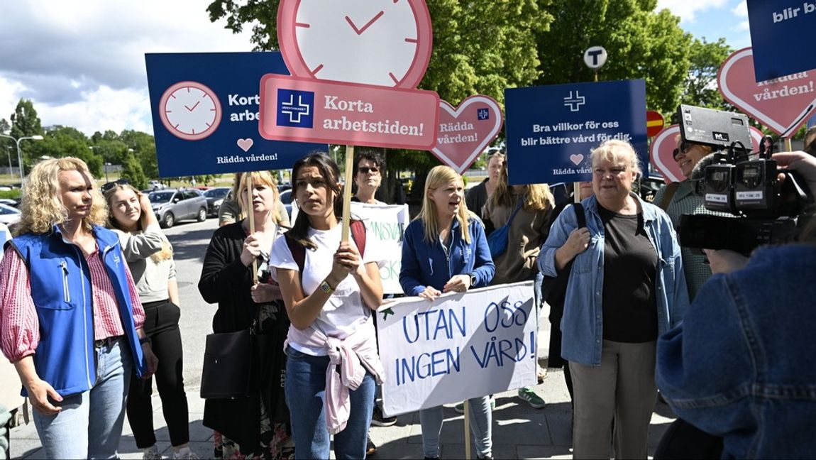 Vårdanställda protesterar utanför Danderyds sjukhus. På tisdagens utökades vårdstrejken. Foto: Fredrik Sandberg/TT.