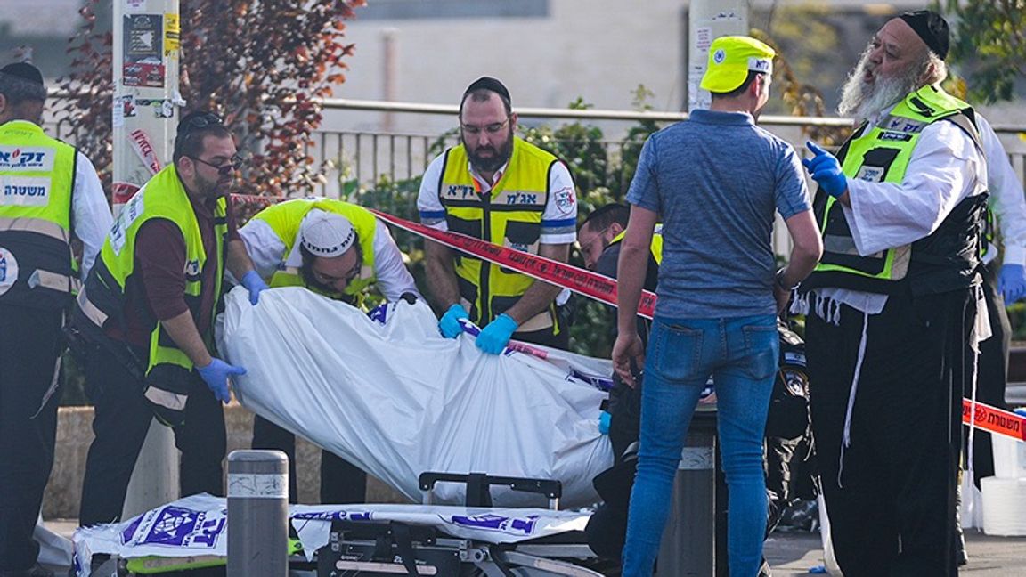 Volontärer från organisationen Zaka tar hand om de döda efter dagens terrorattentat. Foto: Ohad Zwigenberg/AP/TT