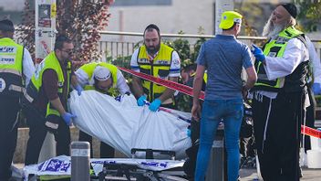 Volontärer från organisationen Zaka tar hand om de döda efter dagens terrorattentat. Foto: Ohad Zwigenberg/AP/TT