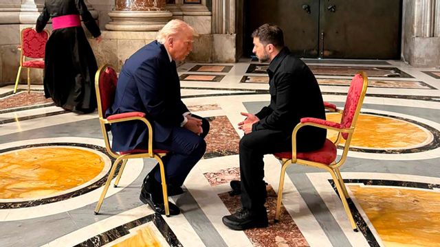 USA:s president Donald Trump träffar Ukrainas president Volodymyr Zelenskyj på tu man hand i samband med påve Franciskus begravning i Vatikanen lördag den 26 april. Foto: Ukrainas presidentadministrations presstjänst via AP