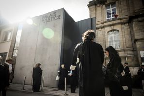 En paus i förhandlingarna utanför domstolen i Vannes, Frankrike, i förra veckan. Foto: Thomas Padilla/AP/TT