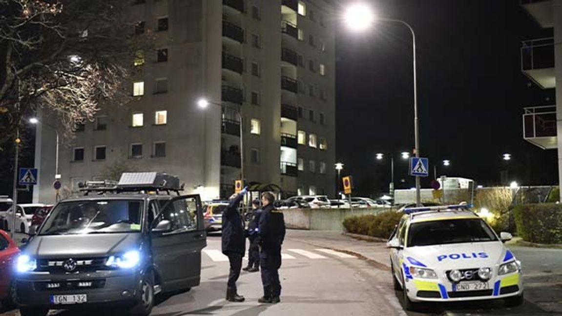 Polisen på plats i Farsta i södra Stockholm där en man har hittats skottskadad. Foto: Anders Wiklund/TT