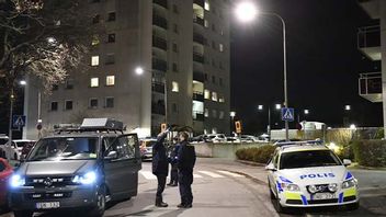 Polisen på plats i Farsta i södra Stockholm där en man har hittats skottskadad. Foto: Anders Wiklund/TT