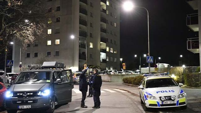 Polisen på plats i Farsta i södra Stockholm där en man har hittats skottskadad. Foto: Anders Wiklund/TT