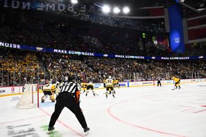 Offren för bussolyckan hedrades i ett fullsatt Avicii arena inför NHL-matchen mellan Pittsburgh och Nashville. Henrik Montgomery/TT