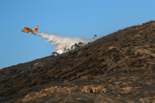 Brandbekämpningsflyg över en kulle i Thymari söder om Aten förra veckan. Foto: Thanassis Stavrakis/AP/TT