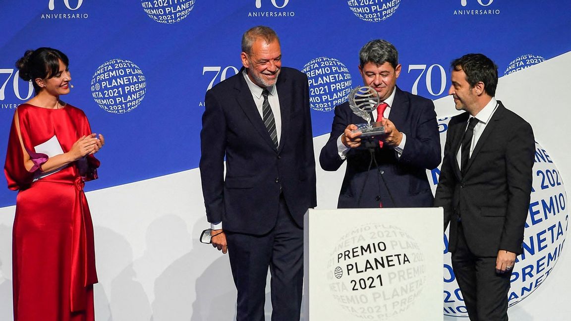 När de fick Premio Planeta på 10,9 miljoner kronor valde Jorge Díaz, Antonio Mercero och Augustín Martínez att kliva fram som författare bakom pseudonymen Carmen Mola. Foto: Josep Lago/AFP