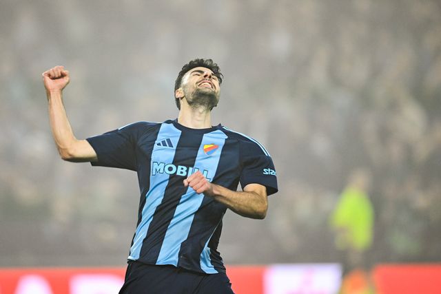 Deniz Hümmet jublar efter Djurgårdens seger mot Legia Warszawa. Foto: Pontus Lundahl/TT