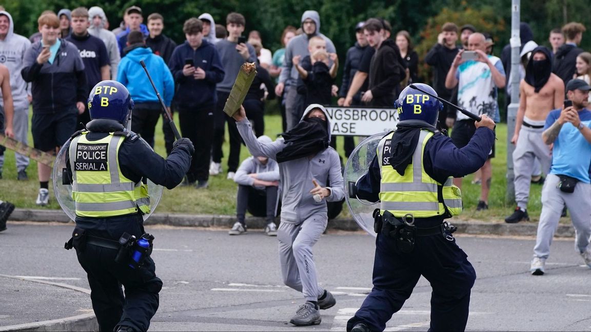 Upplopp i Rotherham i norra England i söndags Foto: Danny Lawson/AP/TT