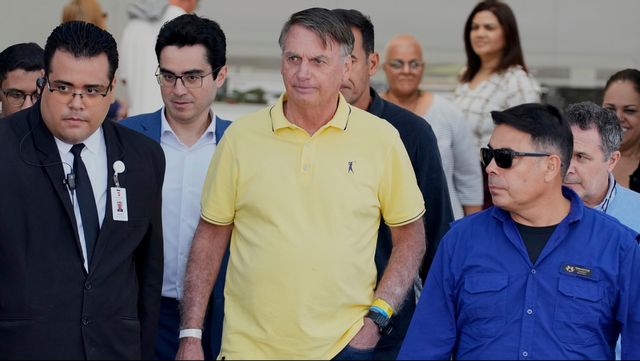 Brasiliens förre president Jair Bolsonaro har påbörjat sitt fängelsestraff efter att ha försökt genomföra en statskupp i landet. Bild från augusti i år då Bolsonaro gavs permission från sin husarrest. Eraldo Peres/AP/TT