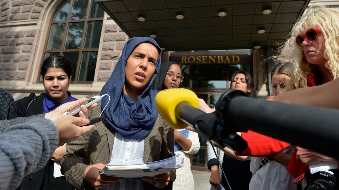 Fatima Doubakil 2013 efter att ha träffat dåvarande justitieminister Beatrice Ask (M) i Rosenbad i samband med det så kallade hijabuppropet. Foto: Anders Wiklund/TT.