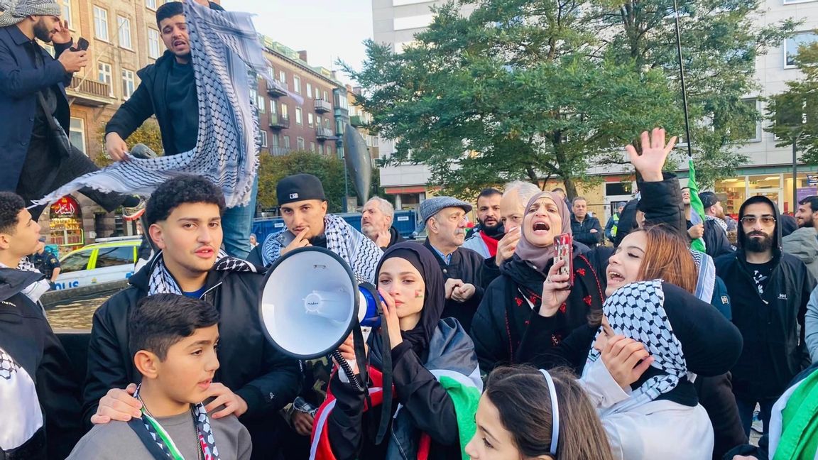 Hyllningsdemonstration i Helsingborg efter Hamas pogrom. Skärmdump från Svensk-Palestinska Centret i Helsingborgs facebook