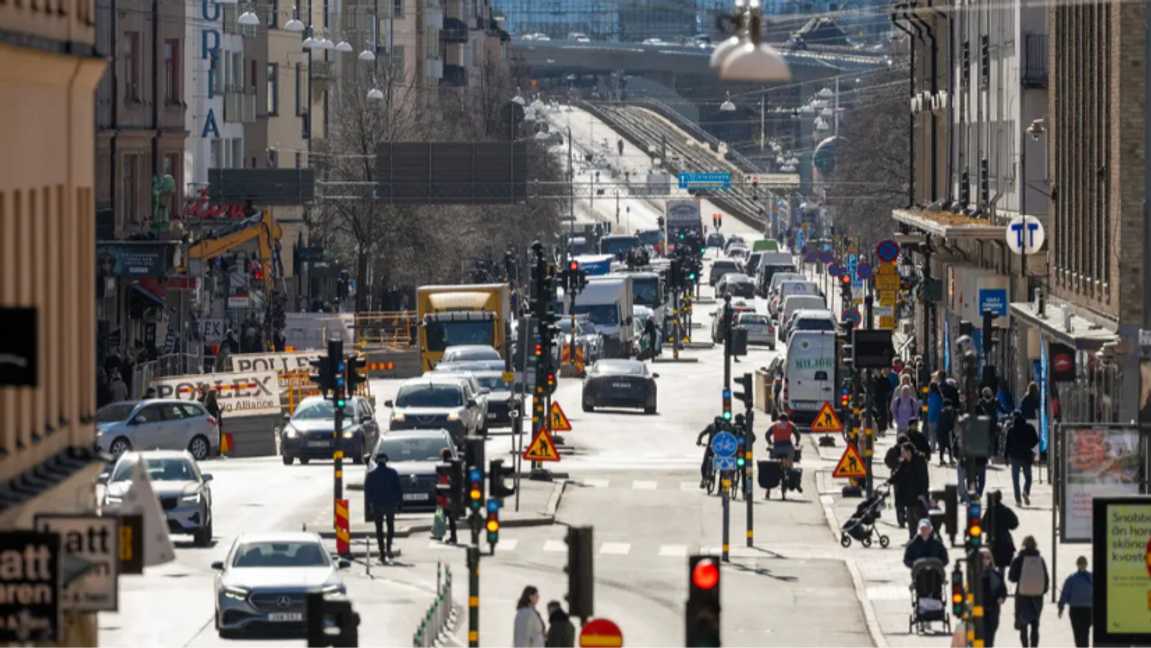 Trafiken i Stockholm där både elbilar och bensinbilar samsas i stadsmiljön. Statistiken visar nu ett trendbrott i hur stockholmarna väljer sina fordon. Foto: Jonas Ekströmer/TT