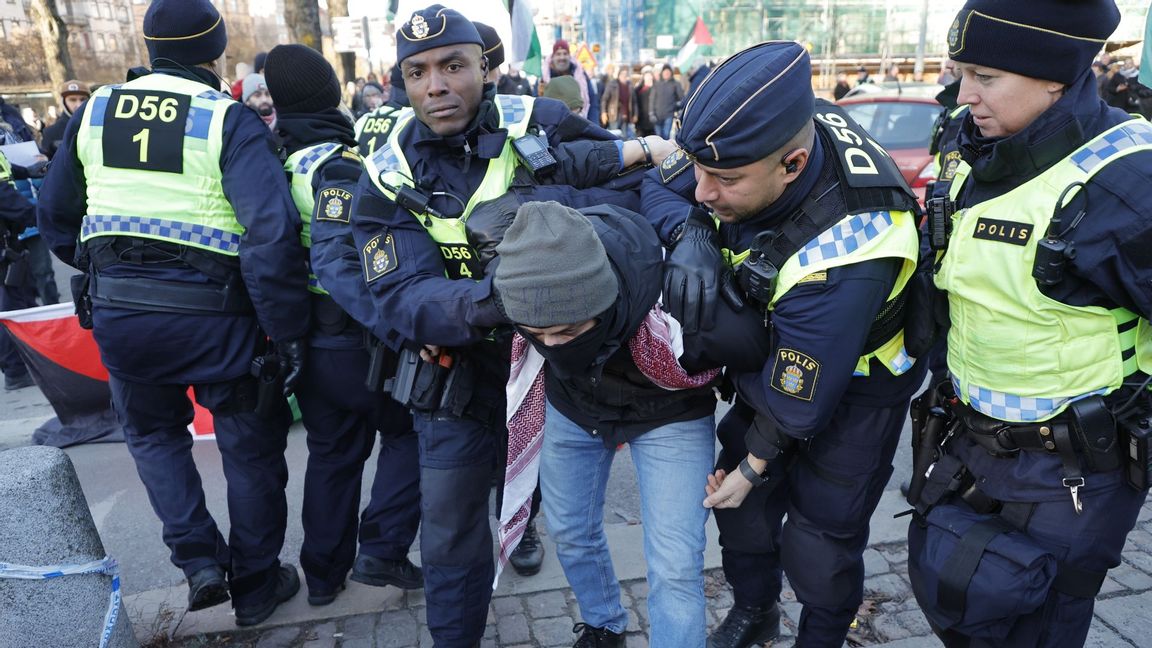 En demonstrant bärs bort av polis i samband med att tältlägret vid Vasaplatsen tömdes på fredagsmorgonen. Foto: Adam Ihse/TT