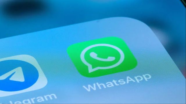 WhatsApp, som används av nästan hälften av alla svenskar, kan försvinna från den svenska marknaden om regeringens övervakningsförslag går igenom. Foto:  TT