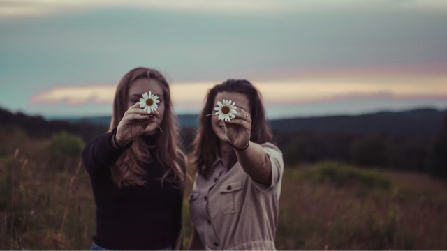 Kvinnor röstar för mer invandring. Foto: Sam McNamara, Unsplash