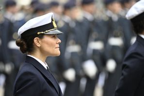 Inte bara kronprinsessa. Numera kan hon även titulera sig ”fänrik”. Bilden är tagen i samband med kungens födelsedagsfirande den 30 april. Foto: Pontus Lundahl/TT