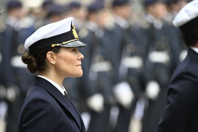 Inte bara kronprinsessa. Numera kan hon även titulera sig ”fänrik”. Bilden är tagen i samband med kungens födelsedagsfirande den 30 april. Foto: Pontus Lundahl/TT