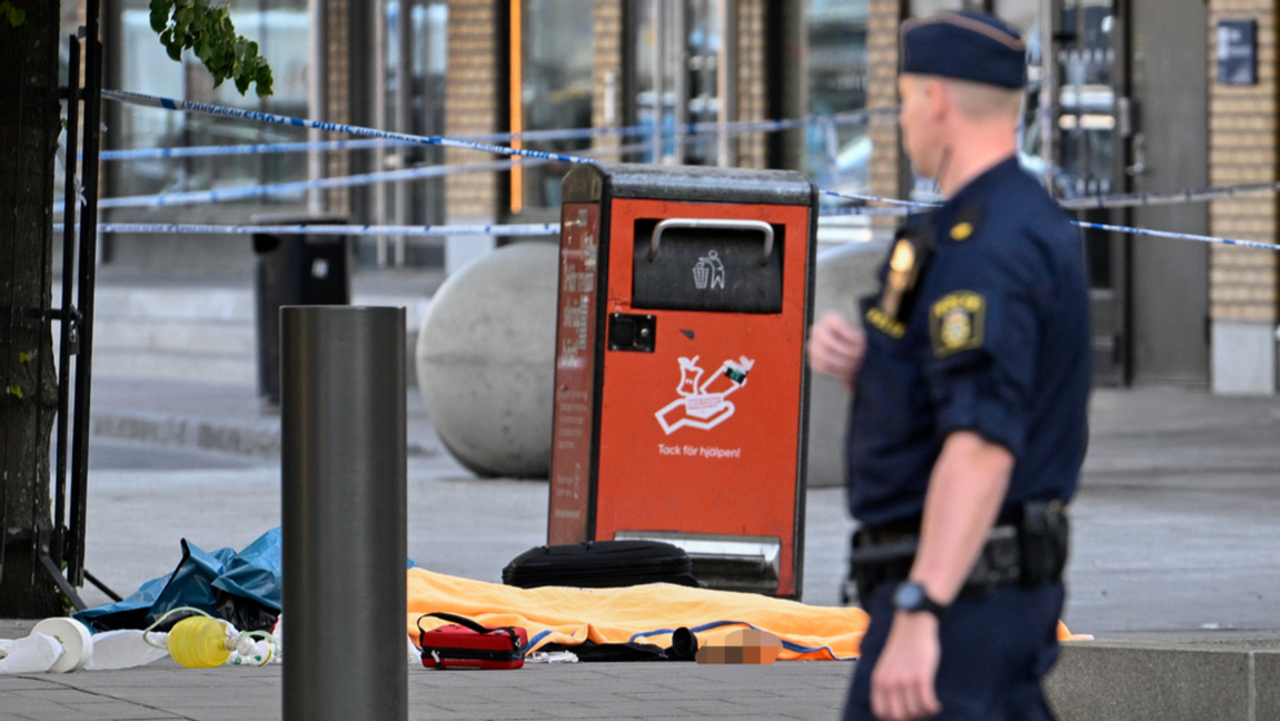 Polis och avspärrningar efter att fyra personer hittats med skottskador i Farsta i södra Stockholm på lördagen. Foto: Anders Wiklund/TT