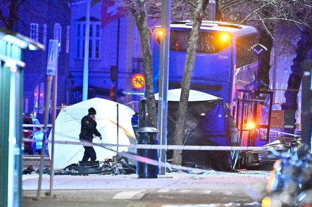 Polisens tekniker vid olycksplatsen i fredags. Claudio Bresciani/TT